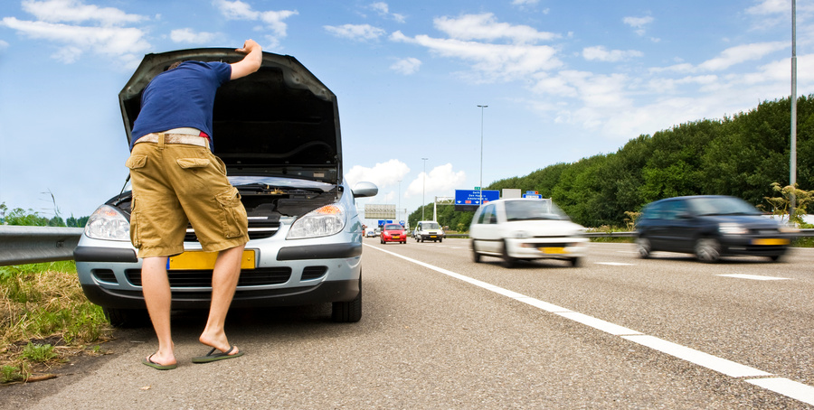 Conduire en claquettes : est-ce autorisé par le Code de la route ?
