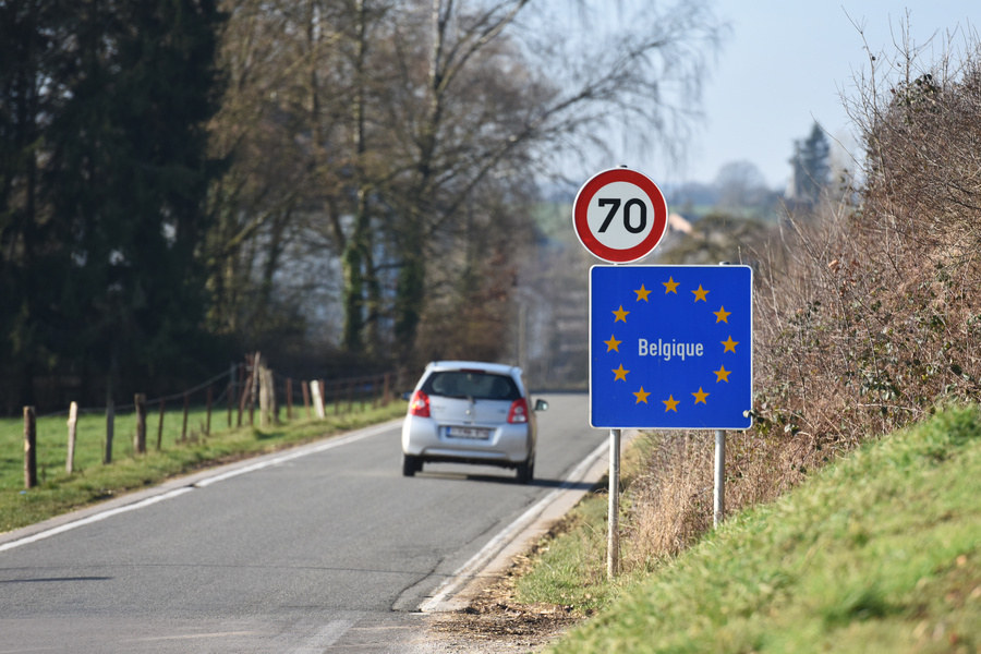 Quand plusieurs pays s’immatriculent ensemble : dual-immatriculation, véhicule transfrontalier et carte grise européenne