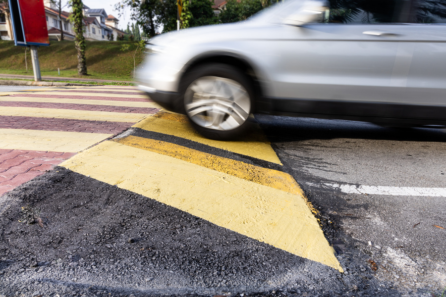 Ralentisseurs illégaux en France : ce que dit vraiment le Conseil d’État et quelles conséquences pour les automobilistes